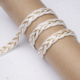 Style de bijoux cordes très fines entrelacées : une tendance délicate et raffinée