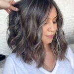 balayage gris sur cheveux courts bruns