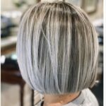 balayage gris sur cheveux courts bruns