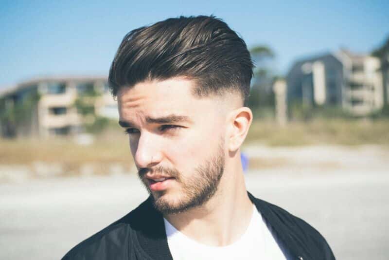 Coupe de cheveux mi long dégradé homme