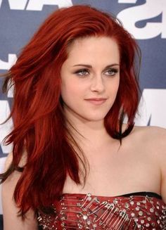 cheveux rouge cerise