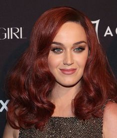 cheveux rouge cerise