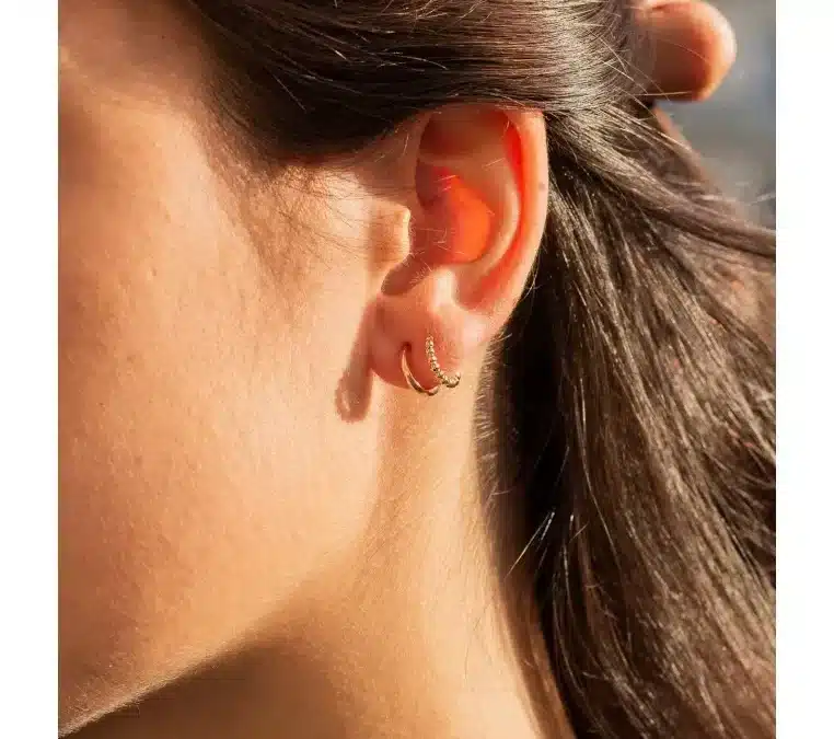 Boucles d’oreilles deux trous : style et tendances pour piercings multiples